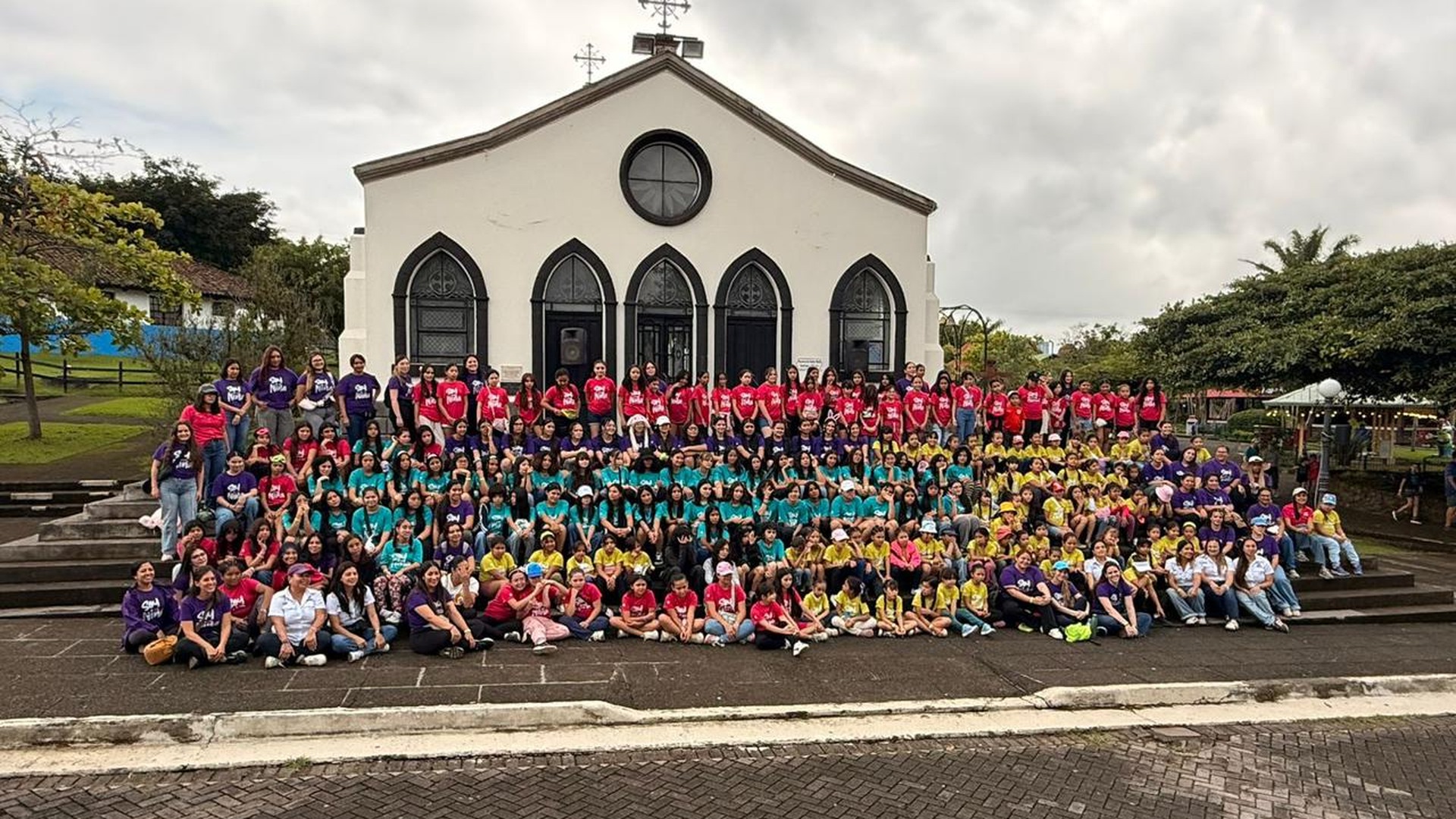 Girls learning together in Costa Rica